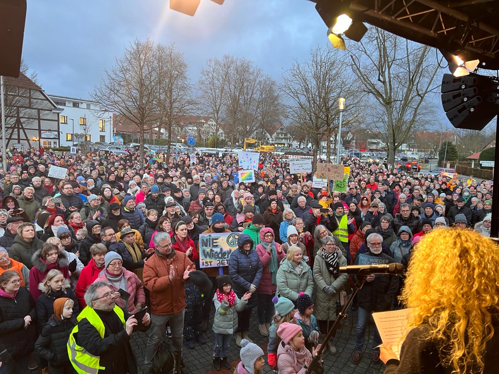 Viele Teilnehmende bei einer Demonstration in Delbrück